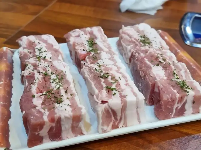 벌집삼겹살 조치원점의 준비된 삼겹살
