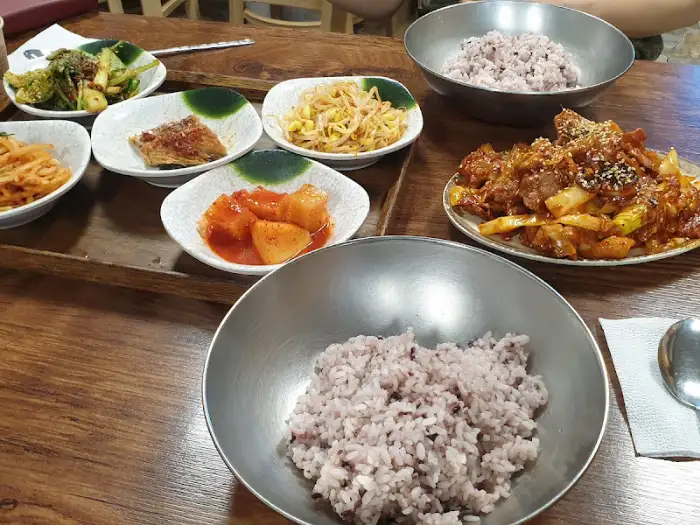 너도나도식당 테이블 세팅