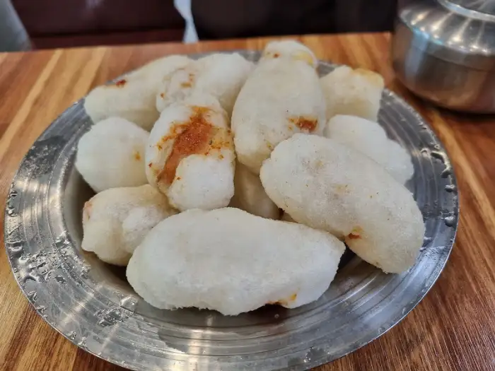 쟁반에 수북이 쌓인 찹쌀탕수육