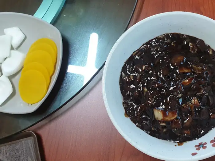 짜장 소스가 듬뿍 담긴 짜장면