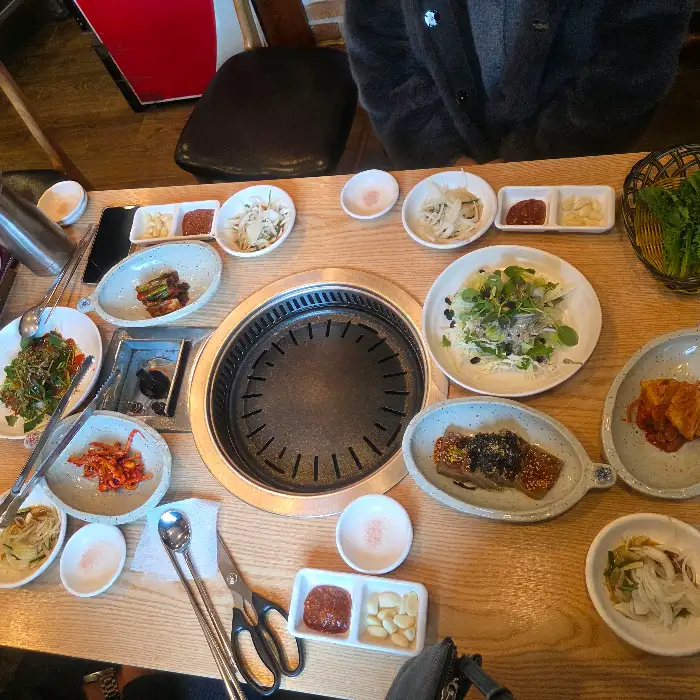 테이블에 차려진 다양한 반찬들