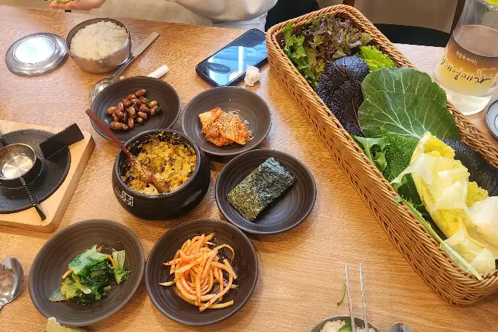 직화 훈제육과 다양한 쌈 재료
