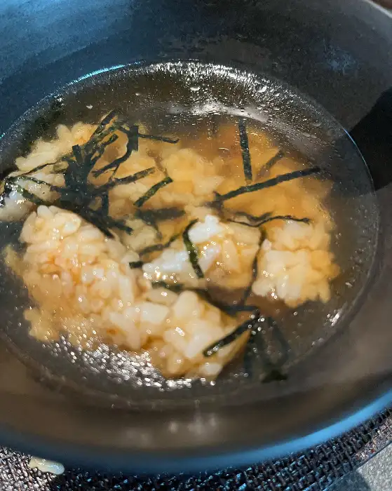 녹차 육수를 부은 오차즈케 모습