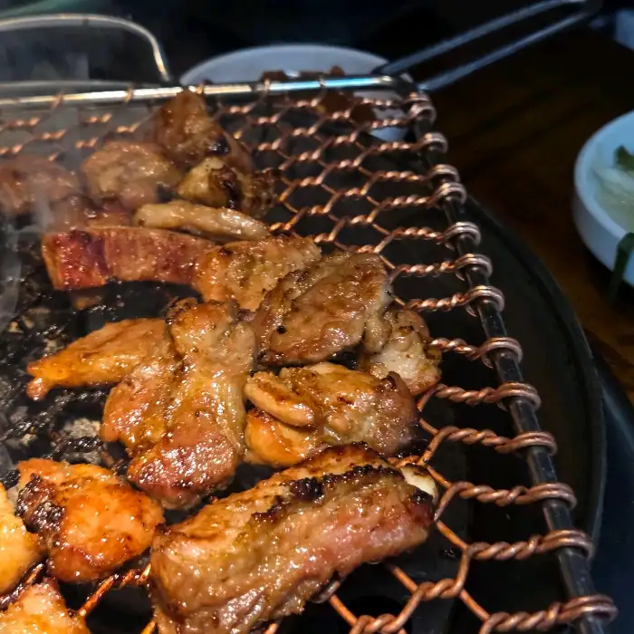 숯불 위에 올려진 돼지갈비