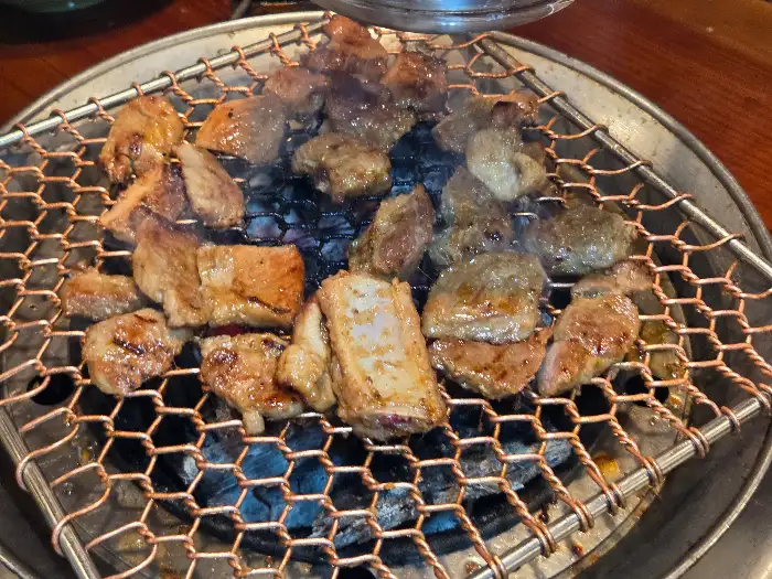 숯불 위에서 맛있게 익어가는 돼지갈비