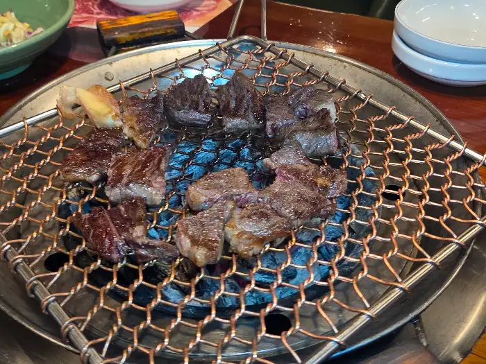 숯불 위에서 익어가는 다양한 부위의 고기