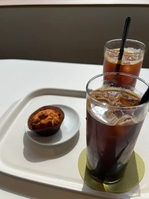 아이스 아메리카노와 작은 머핀