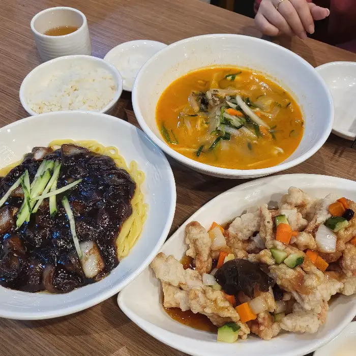 식당 메뉴판으로 보이는 검정색 벽걸이 간판들