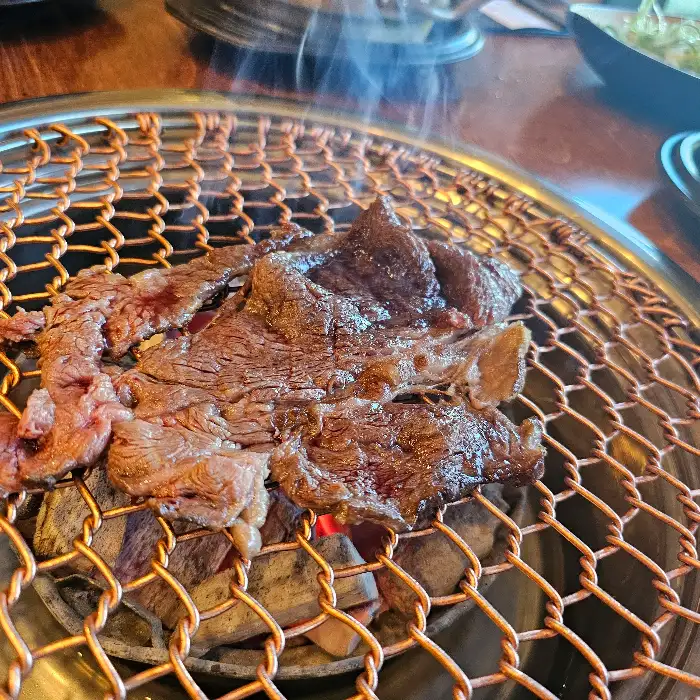 숯불 위에서 지글지글 익어가는 소고기