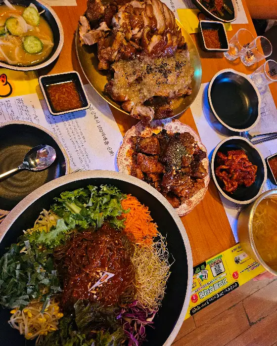 다양한 족발 메뉴와 곁들임 음식들의 모습