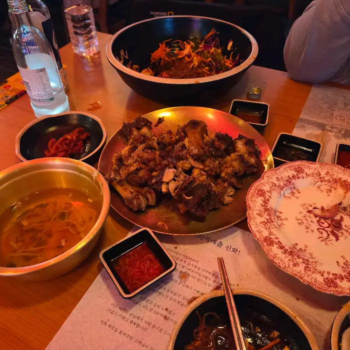 테이블에 차려진 다양한 음식들과 막국수