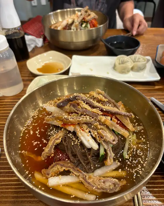푸짐하게 담긴 냉면