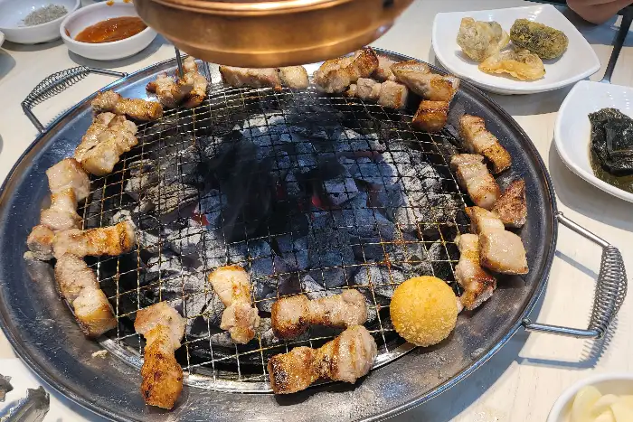 명륜진사갈비 철원점 라면과 고기