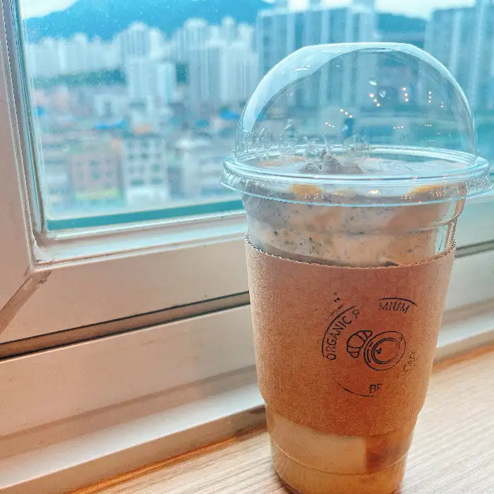 창가에 놓인 아이스 커피