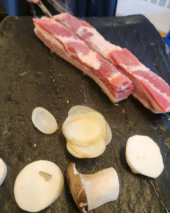 신선한 삼겹살과 버섯