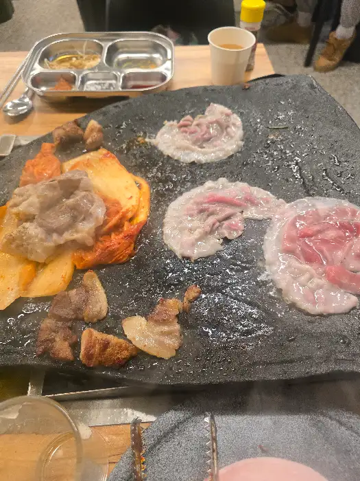 삼겹살과 김치, 버섯이 함께 익어가는 모습