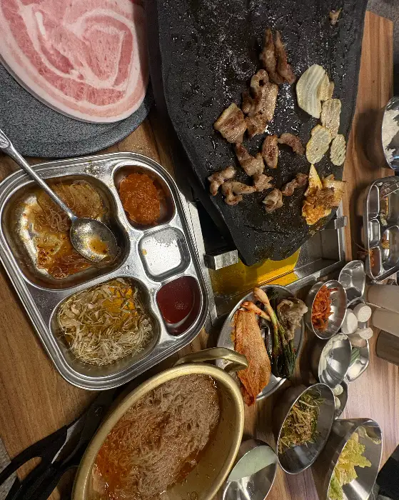 잘 익은 삼겹살 조각
