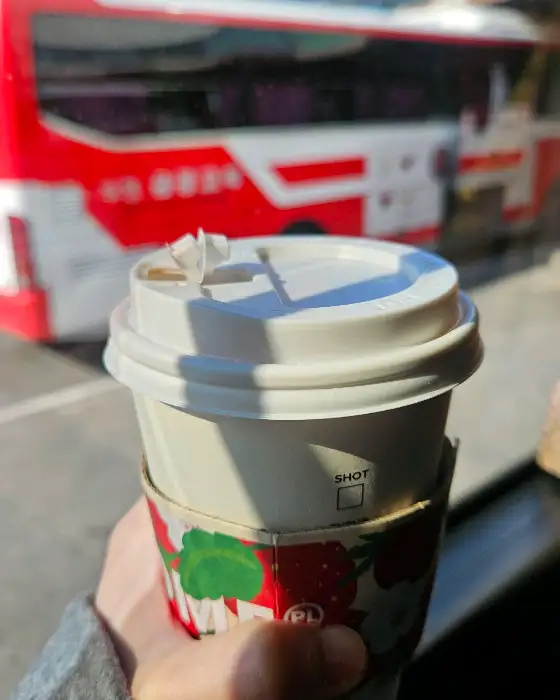 딸기 문양이 그려진 컵홀더