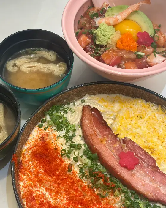 부드러운 계란이 올라간 오므라이스와 카이센동