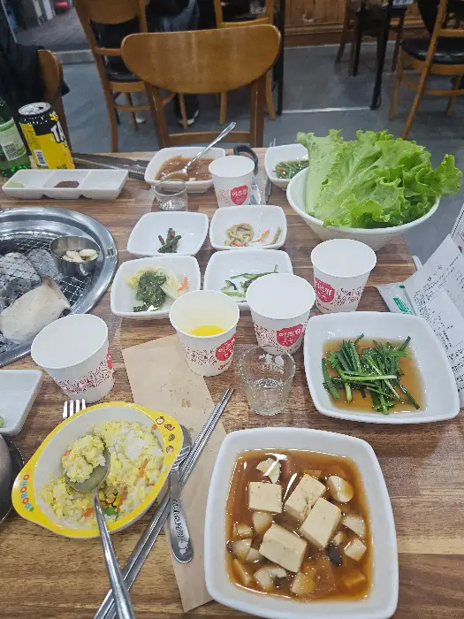 테이블 위에 차려진 다양한 반찬들