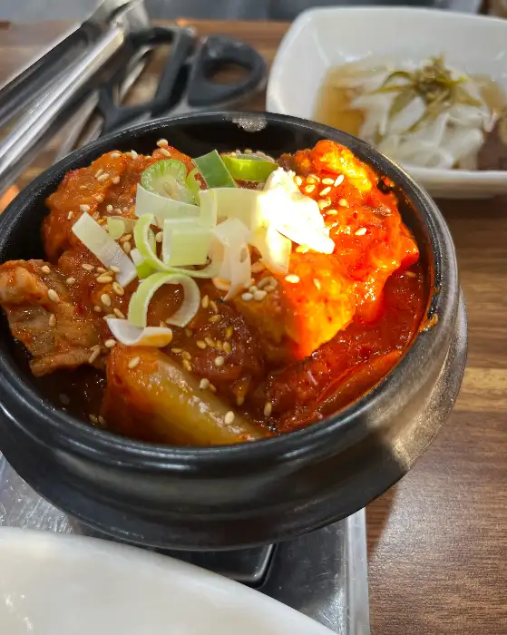 매콤한 양념의 찌개 요리