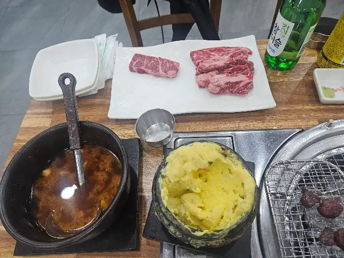 고기와 곁들여 먹는 뚝배기 계란찜과 찌개
