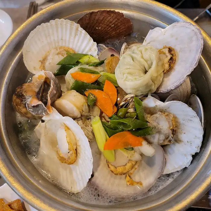 조개찜 냄비에 담긴 다양한 해산물과 채소