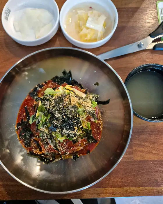 깔끔한 육수에 메밀면과 고명이 올라간 물막국수