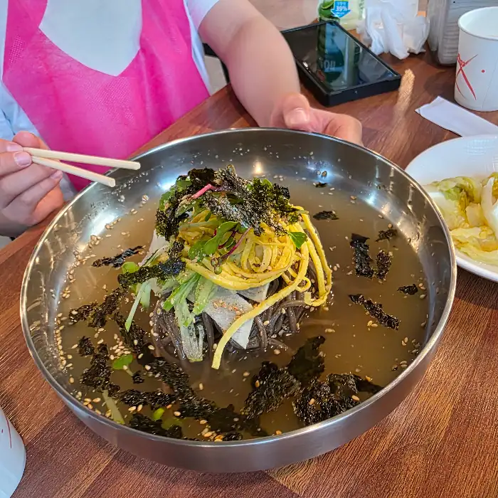 물막국수 위에 올라간 고명과 김가루