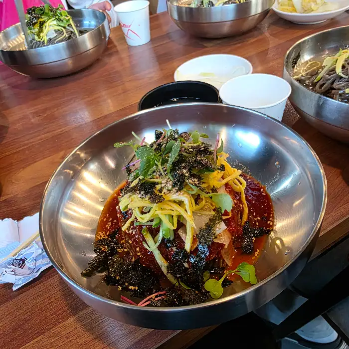 먹음직스럽게 나온 메밀왕만두