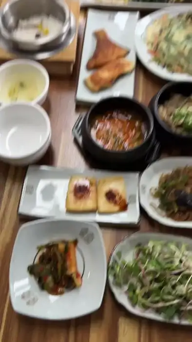 각종 채소와 두부가 듬뿍 들어간 된장찌개