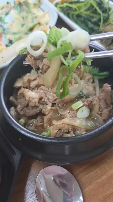 푸짐하게 담긴 불고기 요리