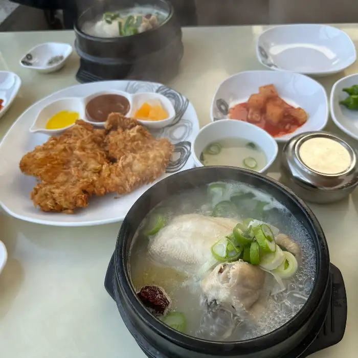 바삭한 후라이드 치킨과 양념치킨