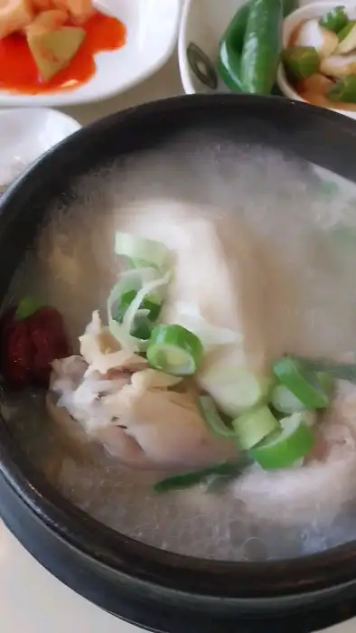 음식 사진과 함께 보이는 매장 내부