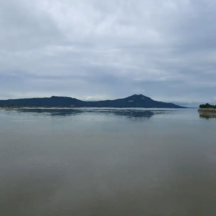 바다 건너 보이는 산 능선 풍경