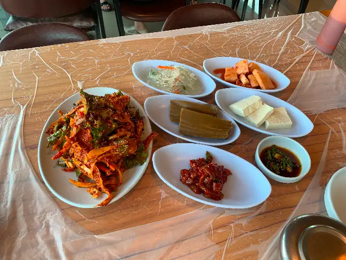 식당 내부 테이블 모습