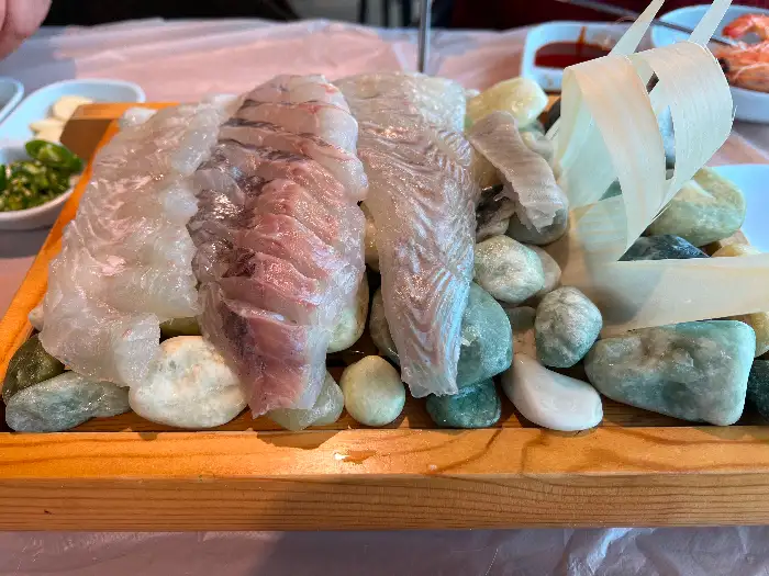 잘 차려진 회 한 접시