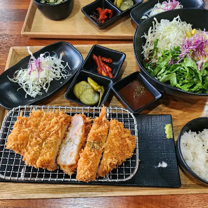 로스카츠, 샐러드, 밥, 반찬 세트