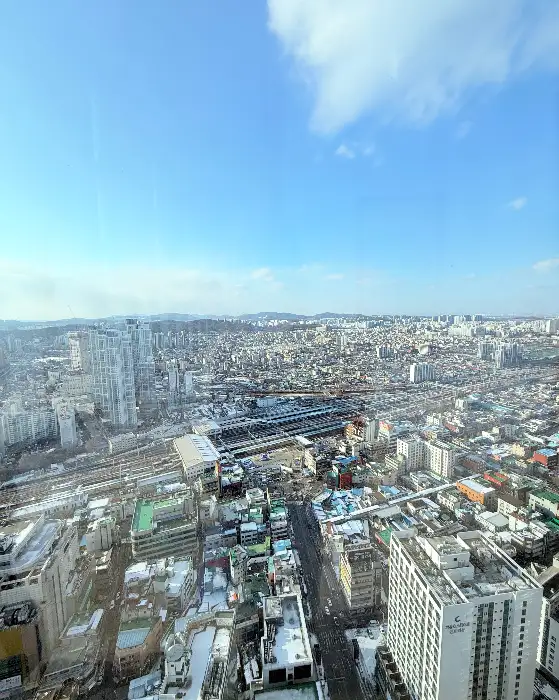 도시의 전경이 펼쳐진 모습