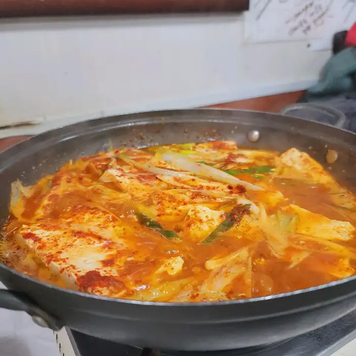 자작하게 끓고 있는 짜박두부 모습