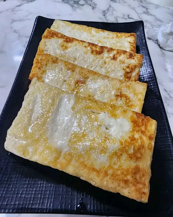 접시에 담긴 두부구이 모습