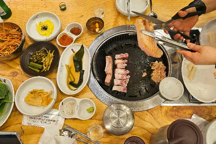 맛찬들왕소금구이 산본점에서 지글지글 구워지는 삼겹살