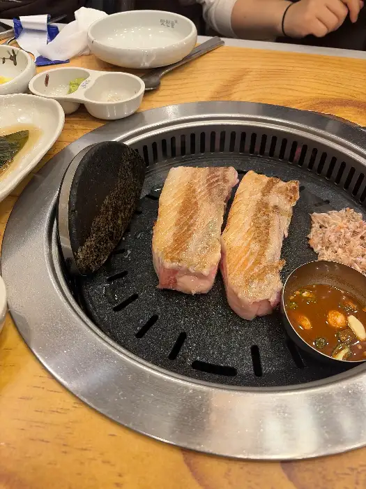 잘 구워진 삼겹살과 새우젓