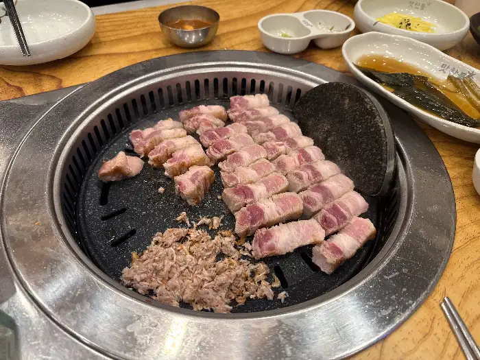 맛있게 구워진 삼겹살과 차돌된장찌개