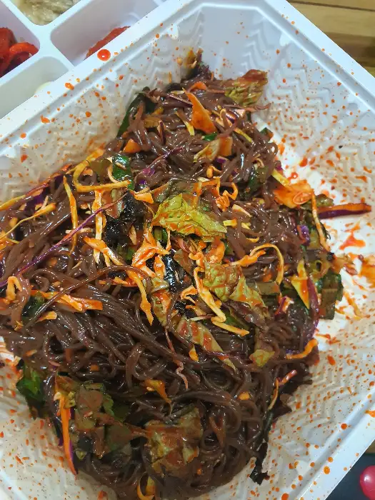 새콤달콤하게 비벼진 쟁반국수