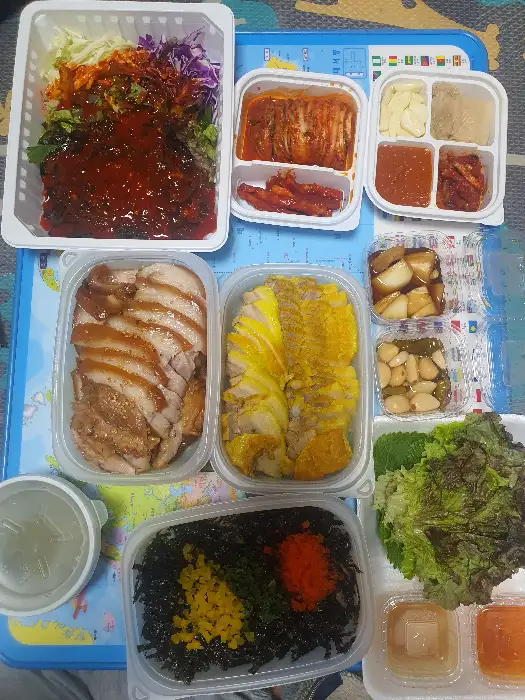 다양한 족발 구성과 곁들임 찬