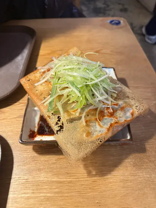 바삭하게 잘 구워진 교자