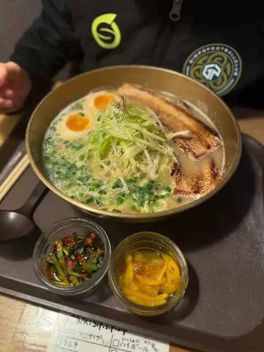 진한 국물의 돈코츠 라멘과 곁들임 반찬