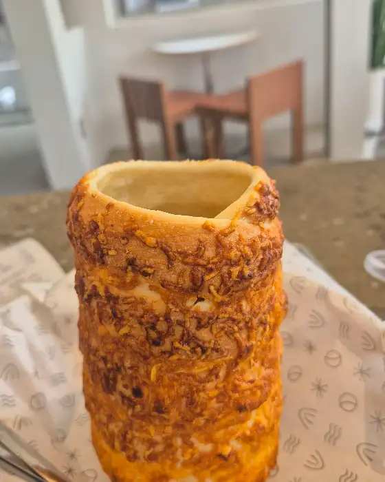 따뜻한 김이 올라오는 굴뚝빵