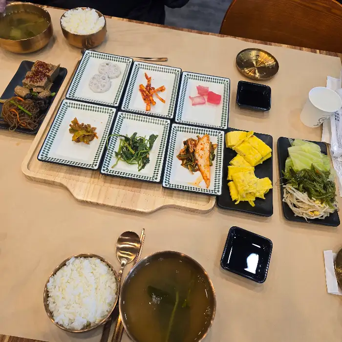 푸짐하게 차려진 생선구이 한 상